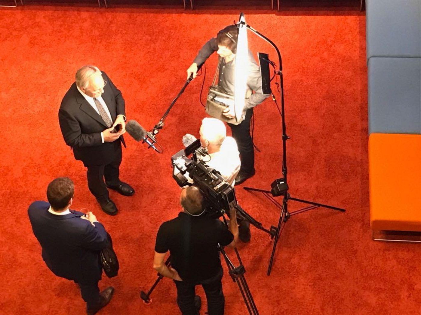 Agrarminister Schneider-Ammann stellt sich nach der Pressekonferenz den Fragen des Schweizer Fernsehens. (Bild Adrian Krebs)