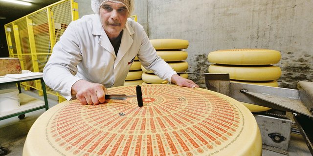 An der Verkäsungszulage soll sich vorderhand ebensowenig ändern, wie am Rezept für einen guten Emmentaler. (Bild Emmi)