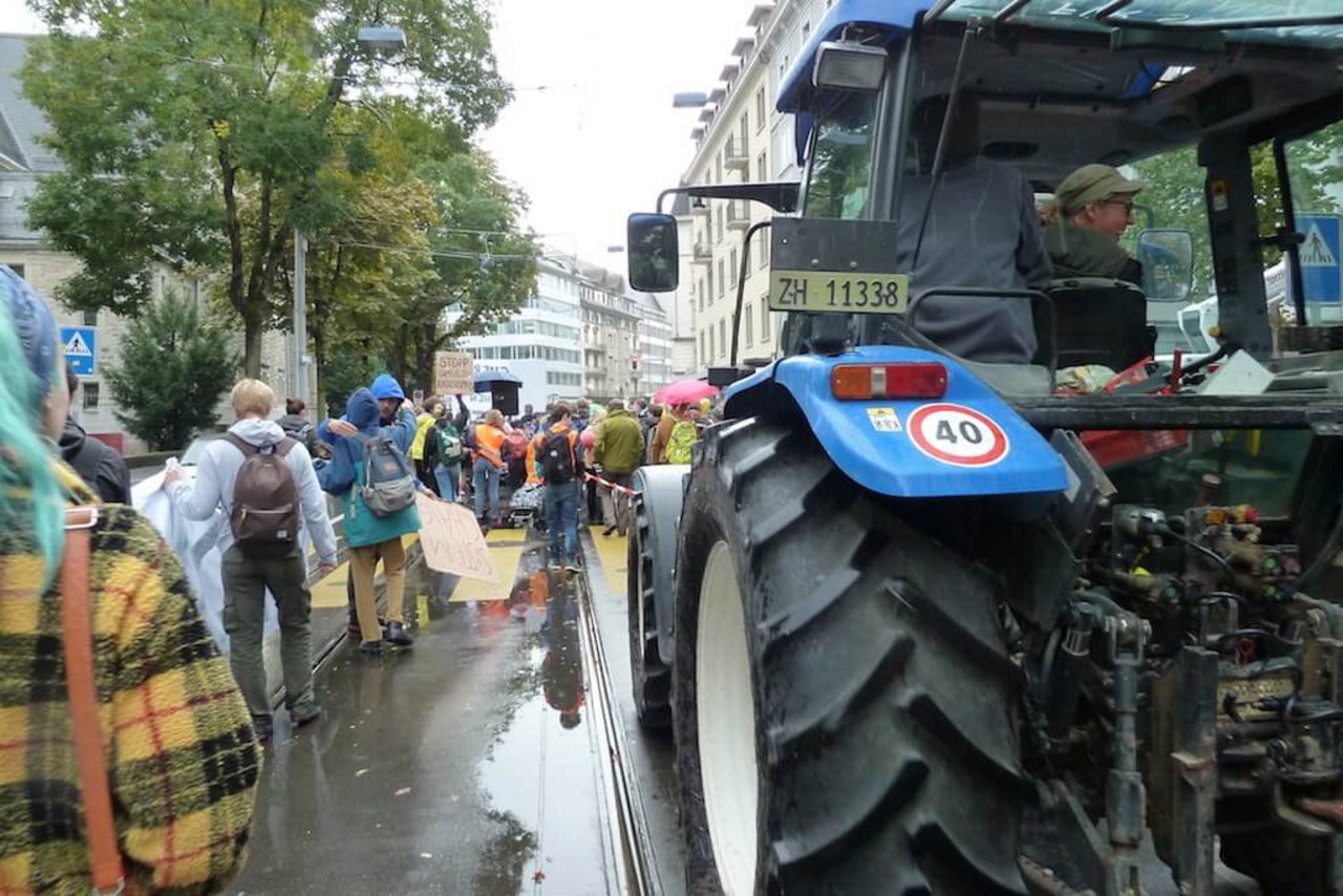 Tina Siegenthaler und Leute der Solwai Ortoloco in Dietikon ZH begleiteten den Zug mit einem Traktor. (Bild jsc)