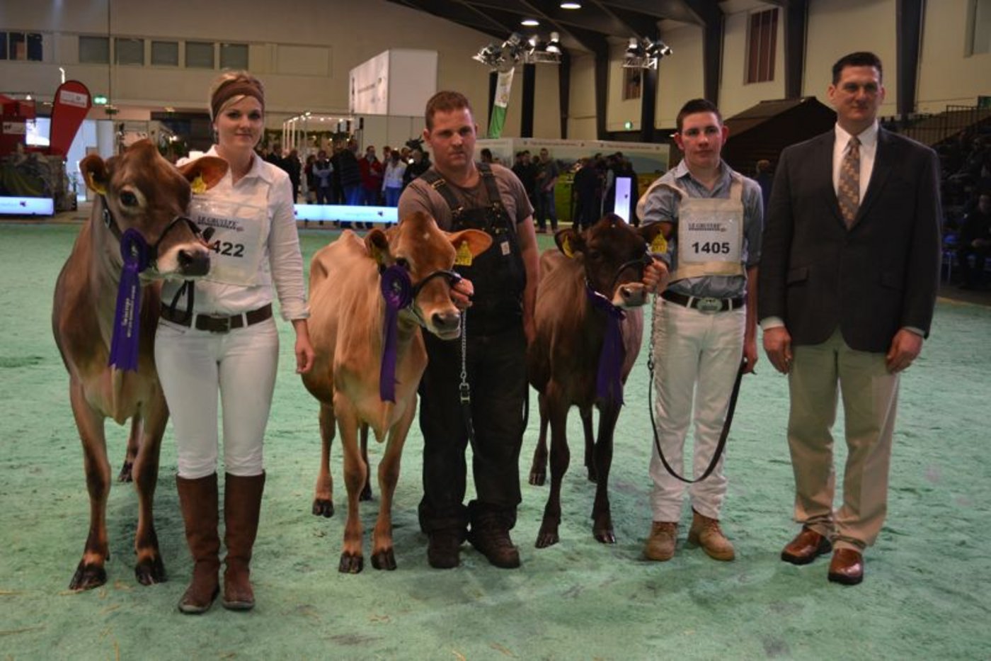 Junior Champion (rechts): Easyrider Kinder, Véronique Monney, Les Cullayes / Reserve Junior Champion (Mitte): Jason Vivid, Hubert Nussbauer, Oberägeri / Mention Honorable (links): Ormonts-Jer Belfort, Oasis, Elodie Repond, Pont la Ville
