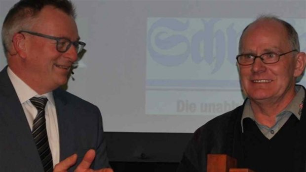 Sepp Knüsel (rechts) erhält aus den Händen von Jurypräsident Urs Fueglistaller den Agro-Star Suisse-Preis 2015. (Bilder Jeanne Woodtli)