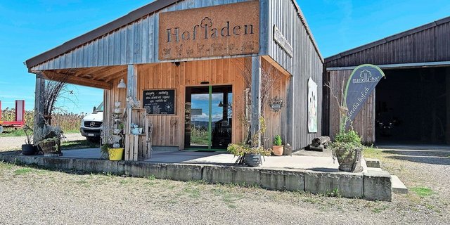 Der Martella-Hofladen ist an einer Durchgangsstrasse gelegen und durch das eindrückliche Gebäude sehr gut sichtbar.