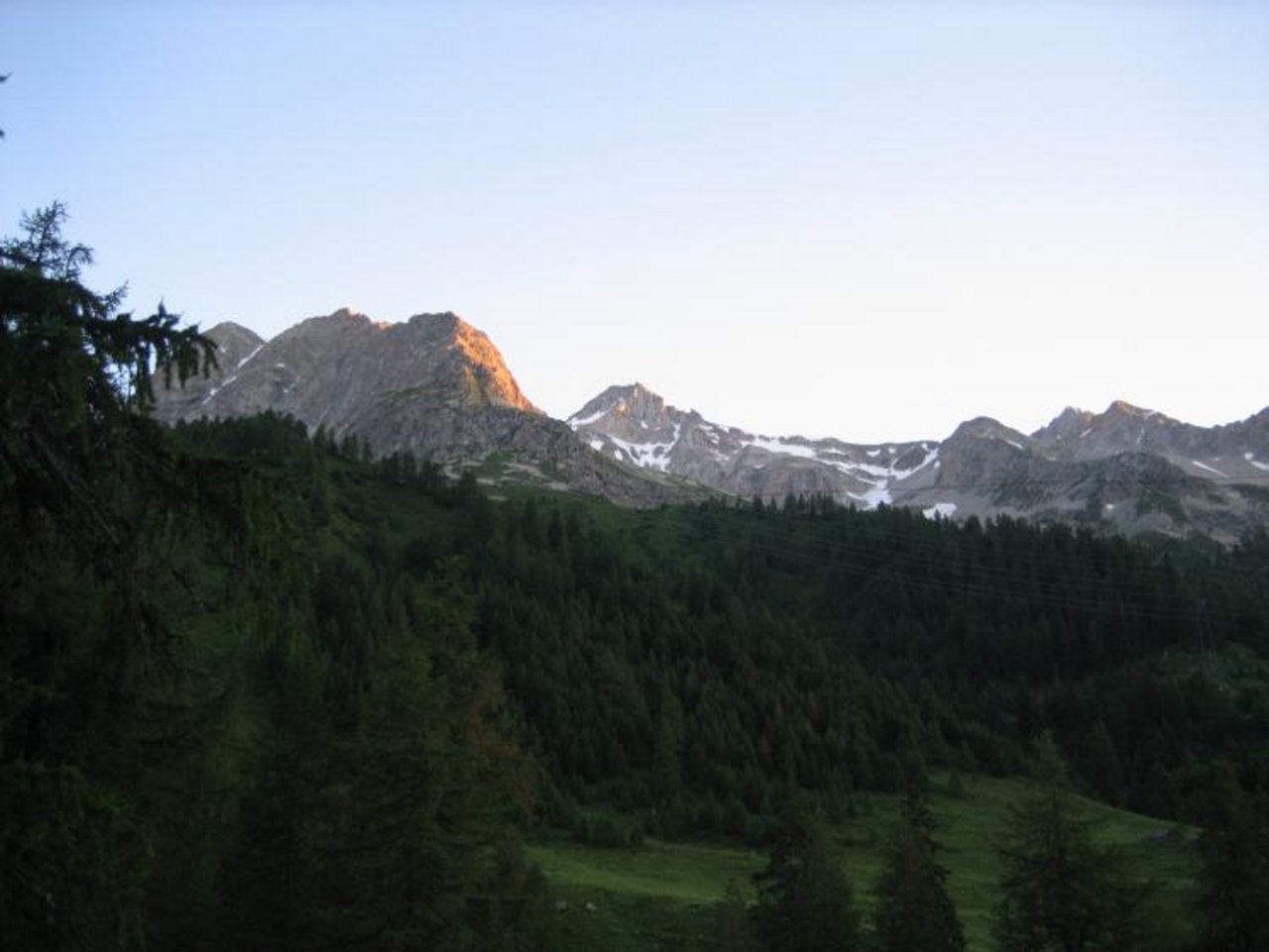 Die Alpe Formazzora liegt beim kleinen Dörfchen All’Acqua TI, auf der anderen, schattigen Seite des jungen Flusses Ticino.