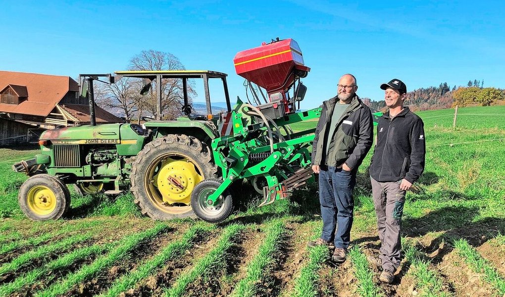 Stefan Rohrbach und Michael Kipfer vor der Damm-Maschine im Braugerste-Feld. Der Einsatz der Maschine ist auch mit leichten Traktoren und in Hanglagen möglich.