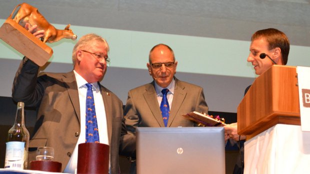 Der abtretende Präsident Markus Zemp (v. l. n. r.) mit Braunvieh-Schweiz-Direktor Lucas Casanova und dem neuen Präsidenten Reto Grünenfelder. (Bild Peter Fankhauser)