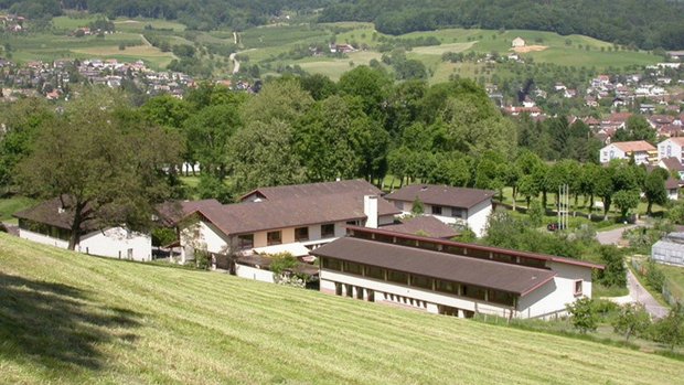 16 neue Landwirtinnen und Landwirte am Ebenrain ausgebildet Das Ebenrain Zentrum: Ausbildungsort für die 16 erfolgreichen neuen Berufsleute. (Bild Ebenrain)