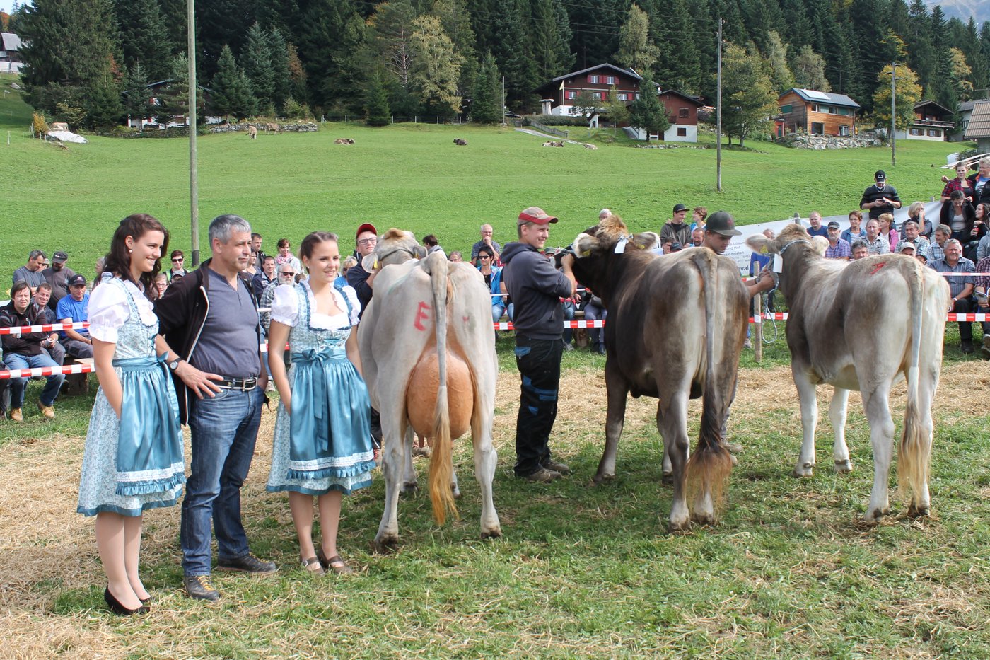 Der Betriebsmeister VZG Haldi, Hanssepp Gisler mit Sponsor und Ehrendamen.