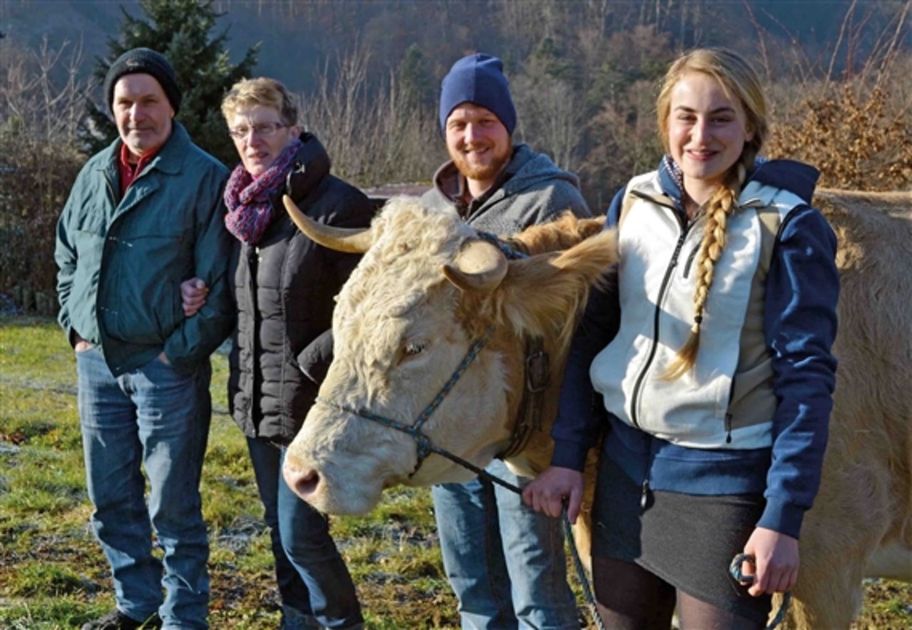 Peter und Vreni Gysin mit ihren Nachfolgern Noah Handschin und Manuela Lerch. (Bild akr)