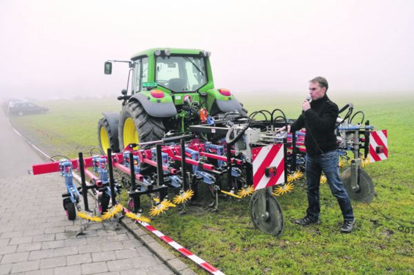 An der ordentlichen Mitgliederversammlung waren drei Experten Gegenüberstellung von GPS, Kamerasteuerung und manueller Spurführung eingeladen. Hier im Bild ist Marius Frei von der Lanzberg Precision Farming zu sehen. (Bild nb)