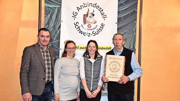 Präsident Thomas Knu Präsident Thomas Knutti, die abtretenden Kassiererin Stefanie Schwarz, ihre Nachfolgerin Iris Grossen und der Ehrenpräsident Konrad Klötzli (v. l.).