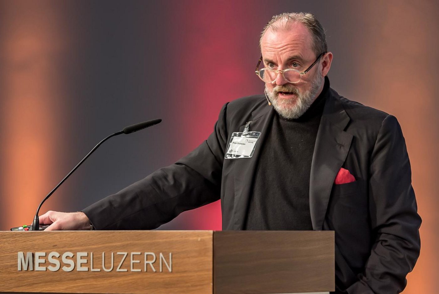 Peter Schneider an der Konferenz "Brennpunkt Nahrung". Wir haben mit dem Psychoanalytiker und Satiriker ein kurzes Interview geführt und gefragt, was er machen würde, wenn er Bauer wäre. (Bild Messe Luzern)