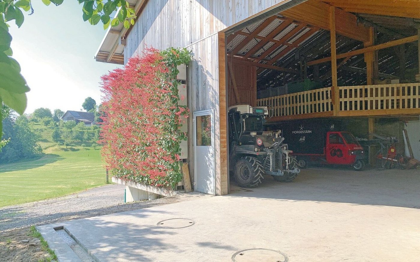 Waschplatz auf dem Betrieb Morgestärn mit der «Blumenwand» als Biofilter, welcher das Waschwasser reinigt. 