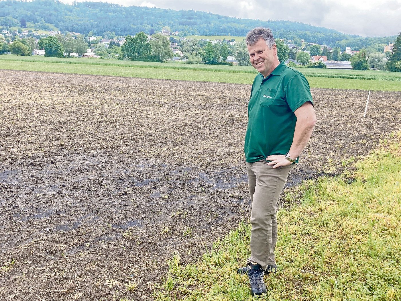 Betriebsleiter Bernhard Koch zeigt ein Feld, auf dem vor Kurzem im Rahmen eines Langzeitversuchs Pflanzenkohle ausgebracht wurde.(Bild Alexandra Stückelberger)