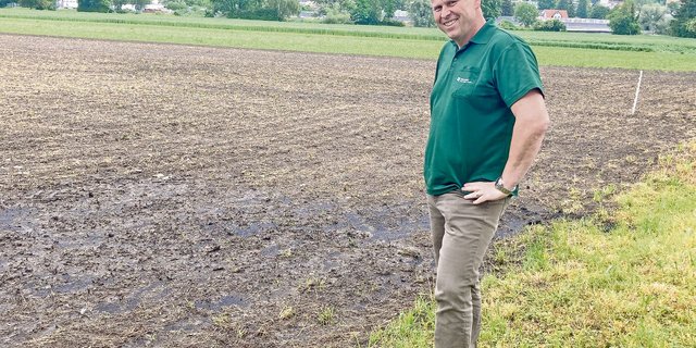 Betriebsleiter Bernhard Koch zeigt ein Feld, auf dem vor Kurzem im Rahmen eines Langzeitversuchs Pflanzenkohle ausgebracht wurde.(Bild Alexandra Stückelberger)