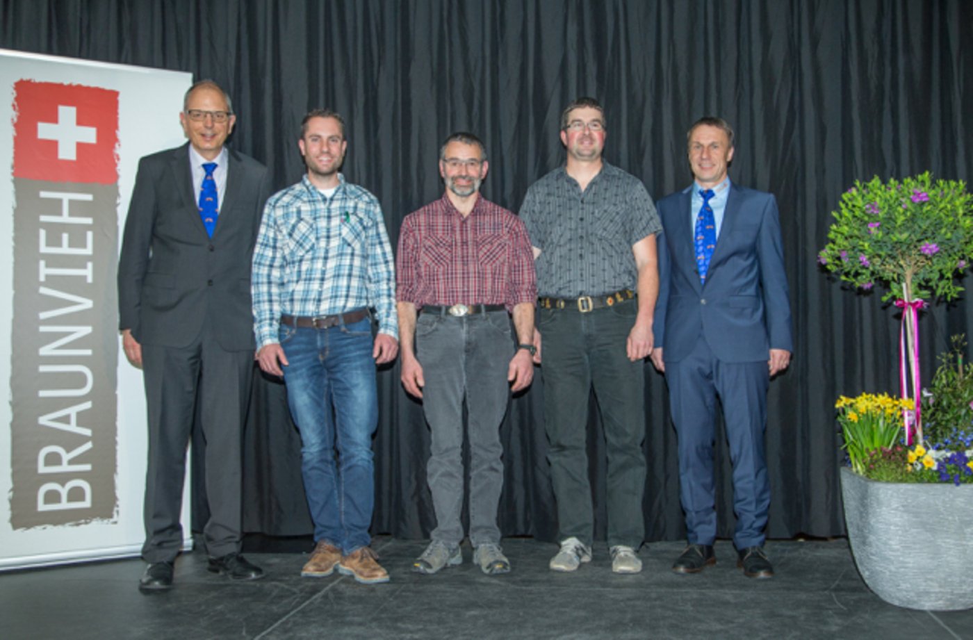 Die drei neuen Vorstandsmitglieder Jonathan Criscione , Jakob Fuster und Christian Zürcher wurden von Präsident Reto Grünenfelder (rechts aussen) und Direktor Lucas Casanova (links aussen) zur Wahl beglückwünscht und willkommen geheissen (v.l.). (Bilder zVg)