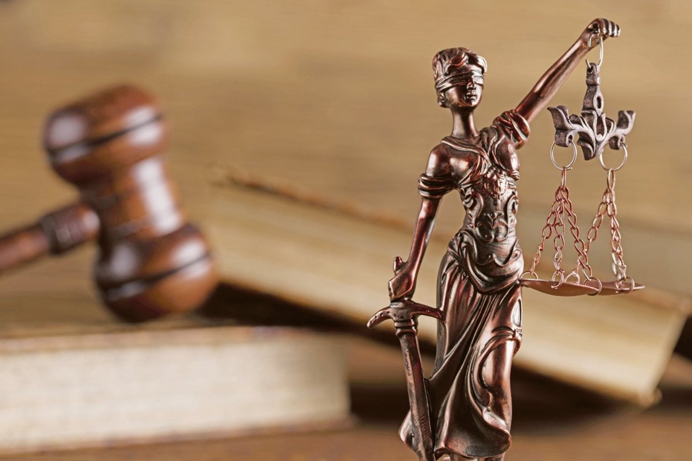 Wo kein Richter, da kein Kläger. Aber was, wenn es doch einen Kläger gibt? Dass eine Bauernfamilie trotz Covid-19-Erkrankung ihre Tiere versorgte, könnte eine Busse zur Folge haben. (Bild Shutterstock)