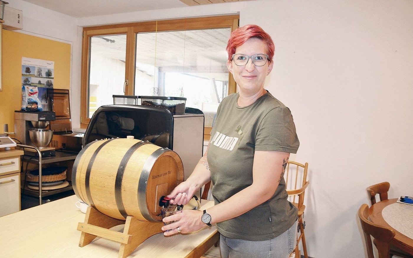 Cornelia Berger ist auch Gastgeberin: Im Eventraum serviert sie den Gästen das Frühstück, gerne mit hofeigenem Most. 