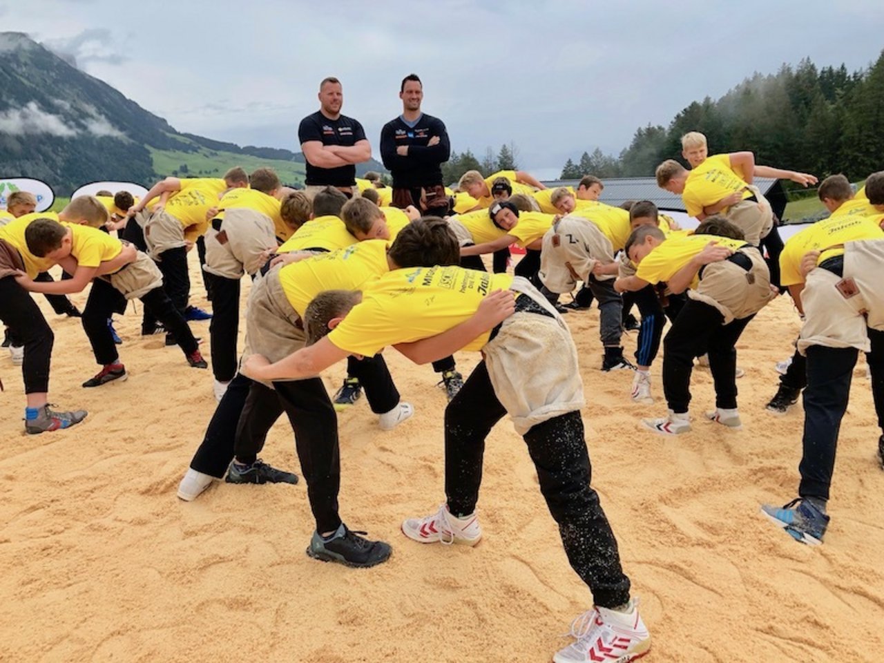 Matthias Glarner (l.) und Kilian Wenger trainieren im Königs-Camp junge Schwinger. (Bilder Esther Thalmann)