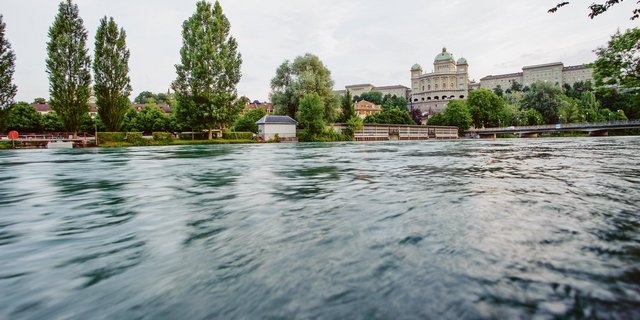 Der Weg ins Bundeshaus führt im laufenden Jahr auch übers Wasser: Die Pflanzenschutz-Diskussion zeigt eindrücklich, was alles auf die Bauern zukommt.(Bild Parlamentsdienste, 3003 Bern)