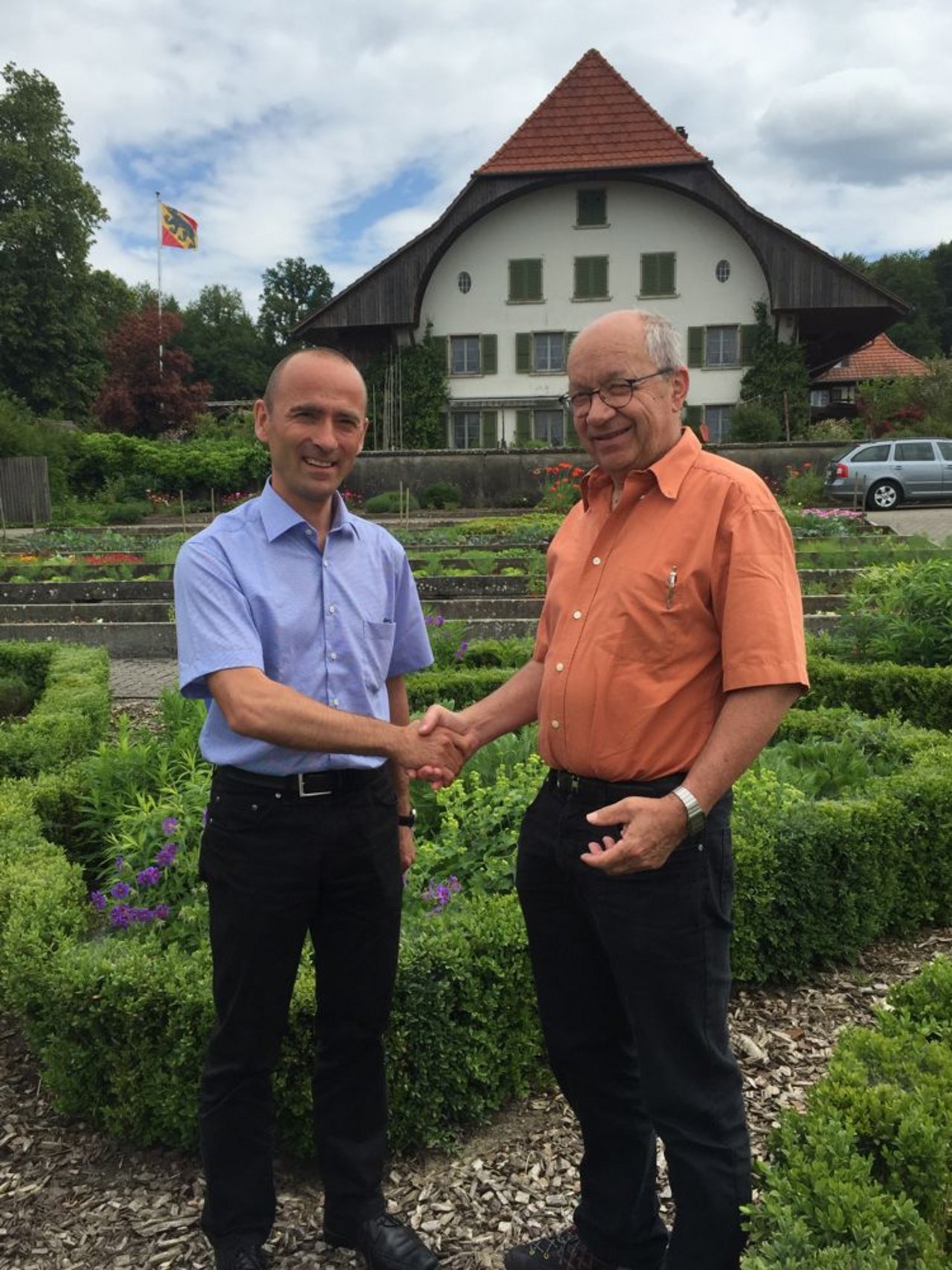 Der neue Inforama-Leiter Markus Wildisen (links) besucht am Montag mit Hans Peter Baumann, dem interimistischen Leiter des Inforama, den Standort Waldhof in Langenthal. (Bild zVg)