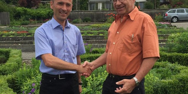 Der neue Inforama-Leiter Markus Wildisen (links) besucht am Montag mit Hans Peter Baumann, dem interimistischen Leiter des Inforama, den Standort Waldhof in Langenthal. (Bild zVg)
