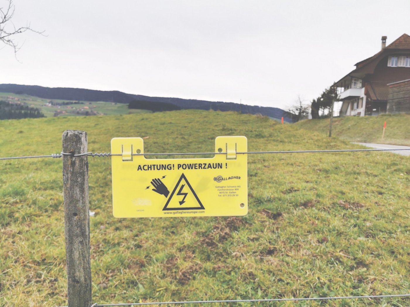 Der Stacheldraht musste vielerorts weichen. Die Firma Gallagher aus Neuseeland konnte sich mit ihren Elektrozäunen auch in der Schweiz etablieren. Familie Burkhalter ist daran nicht unschuldig. 