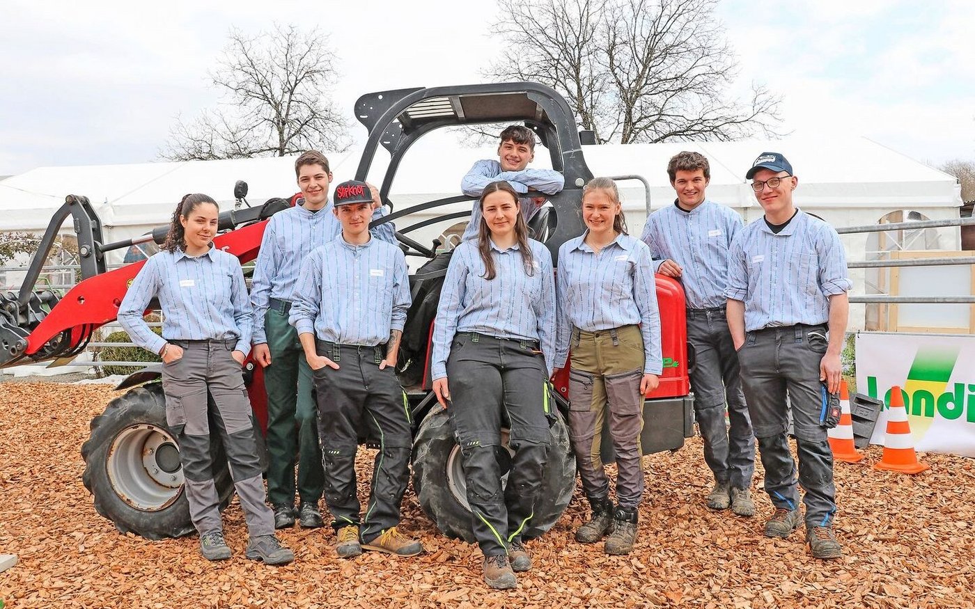 Die Jahrgangsbesten kämpften an der Berufsmeisterschaft um den Titel (v. l.): Annina Hartmann (2.), Marc Simmen, Seraphin Müller (1.), Max Basler (hinten), Jasmin Bottlang (3.), Josephine Spain, Silas Renold, Sandro Giger.