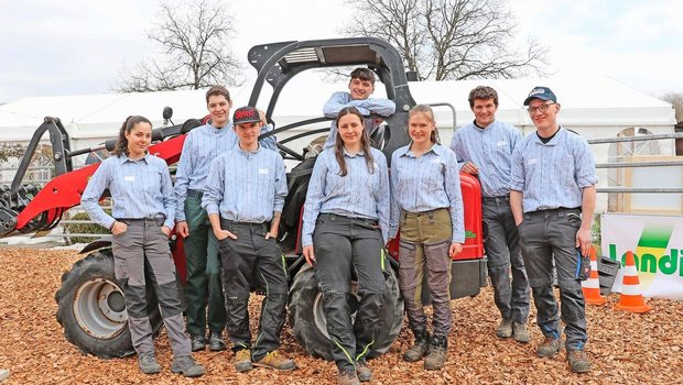 Die Jahrgangsbesten Die Jahrgangsbesten kämpften an der Berufsmeisterschaft um den Titel (v. l.): Annina Hartmann (2.), Marc Simmen, Seraphin Müller (1.), Max Basler (hinten), Jasmin Bottlang (3.), Josephine Spain, Silas Renold, Sandro Giger.