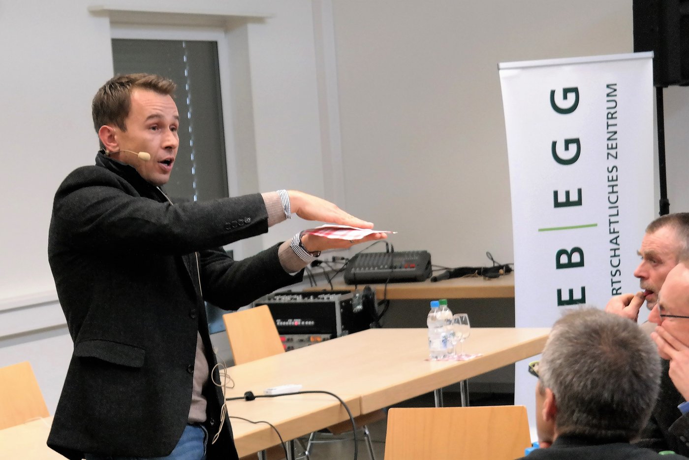 Die Lederhaut, welche das Klauenhorn bildet, ist dünn wie ein Blatt Papier und leicht verletzlich, zeigt hier Hubert Ressler. 