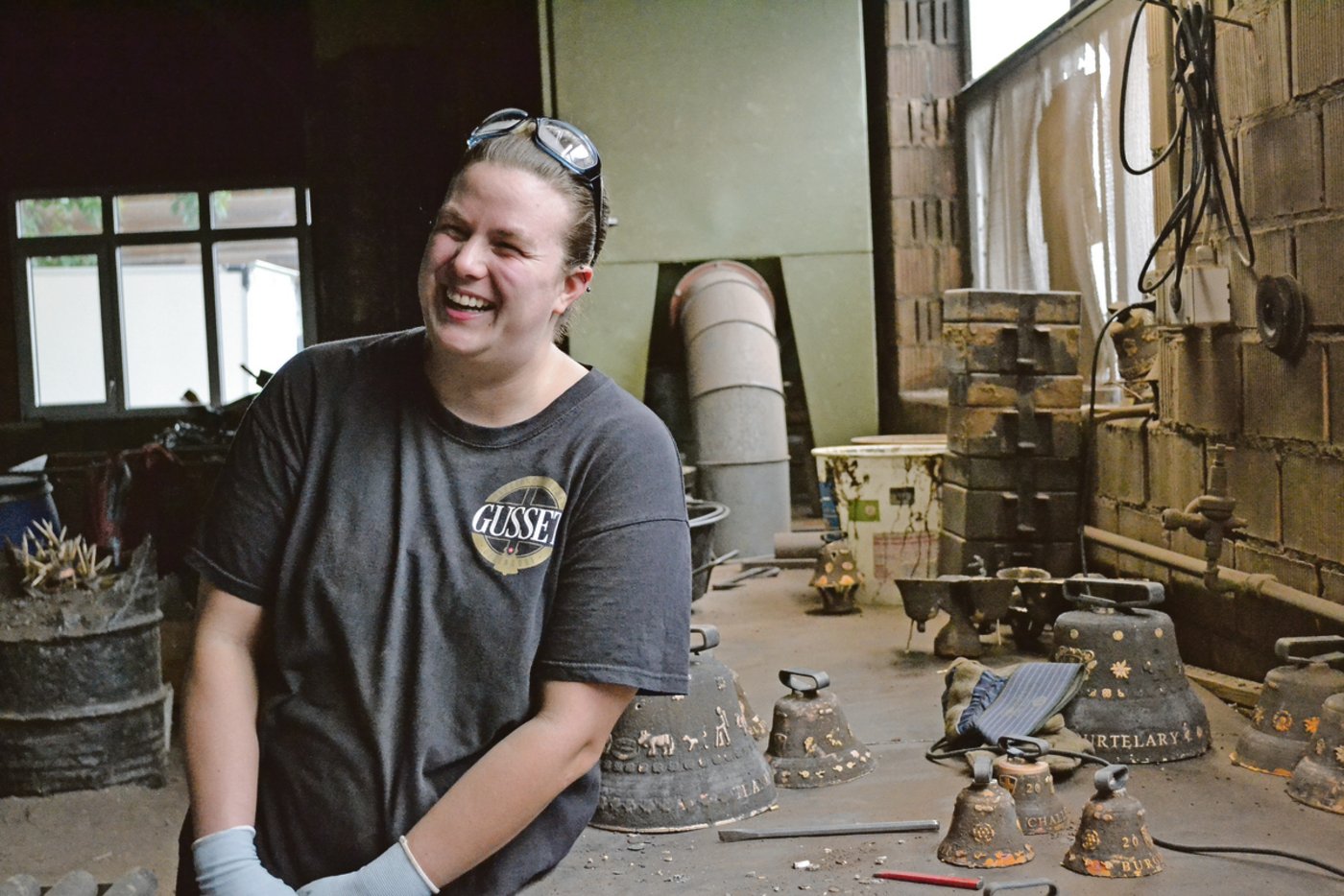 In der Werkstatt fühlt sich Joëlle Gusset wohl.  Die junge Frau ist seit sechs Jahren als Glockengiesserin im Familienbetrieb Gusset tätig und stört sich, dass Kuverts mit technischem Inhalt nur an den Mann adressiert werden. (Bilder lmc/sjh)