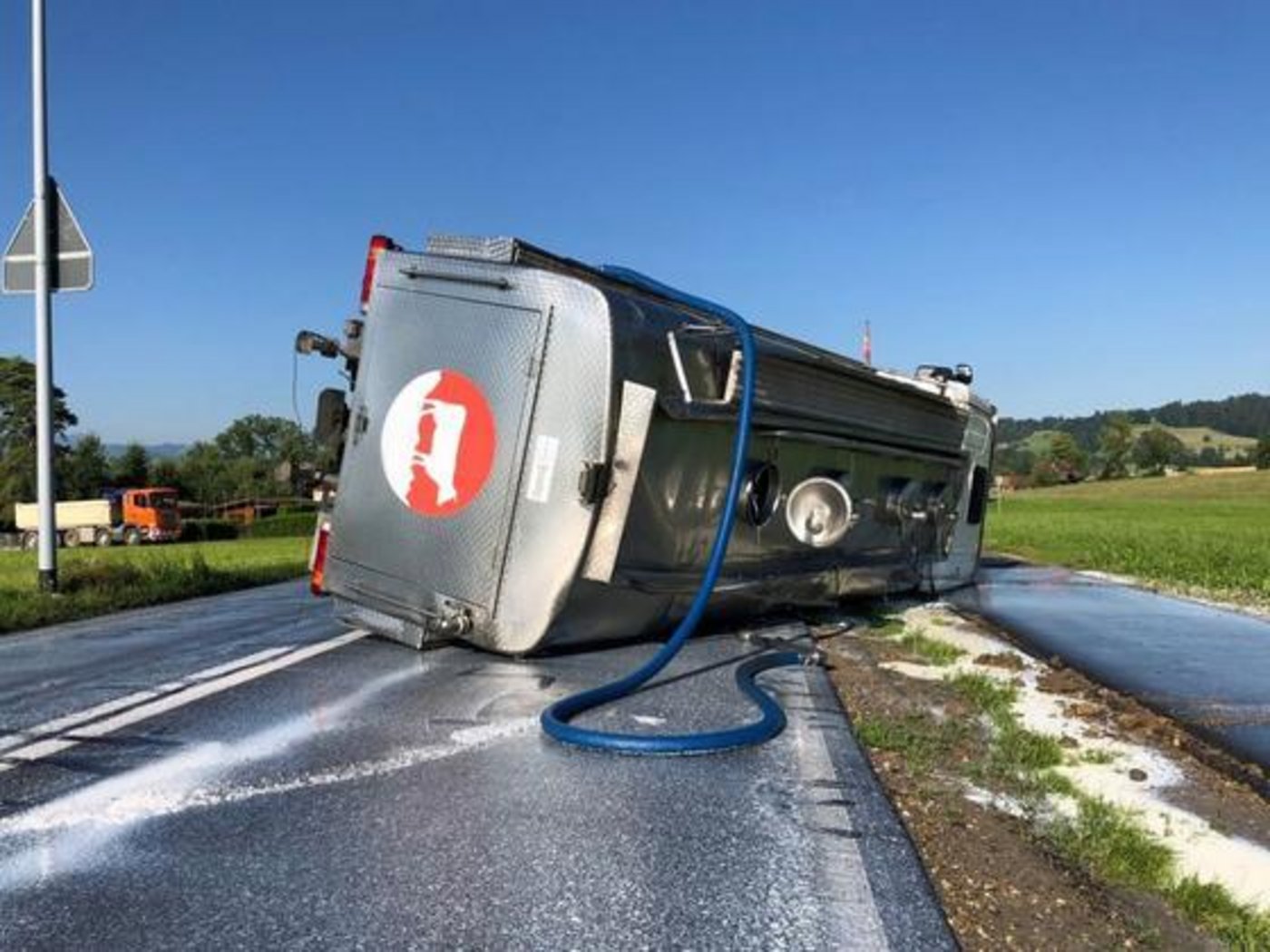 Aus dem umgekippten Transporter liefen 8000 Liter Milch aus. (Bild Kapo Luzern)