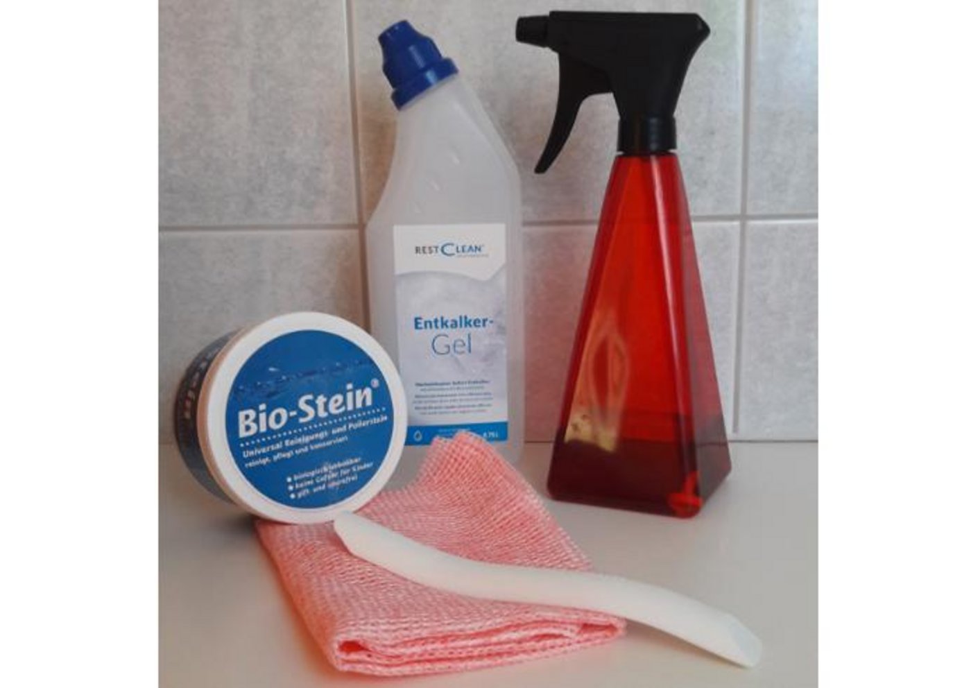 Bei hartnäckigem Kalk braucht es nebst dem Reinigungsmittel zusätzlich noch einen Kalksteinentferner-Stab. (Bild Claudine Märki)