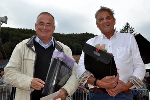 Roland Baumgartner (links) und Alois Wyss wirken seit 30 Jahren an der Auktion in Langenbruck mit. Für ihr Engagement wurden die beiden geehrt. (Bilder ai)