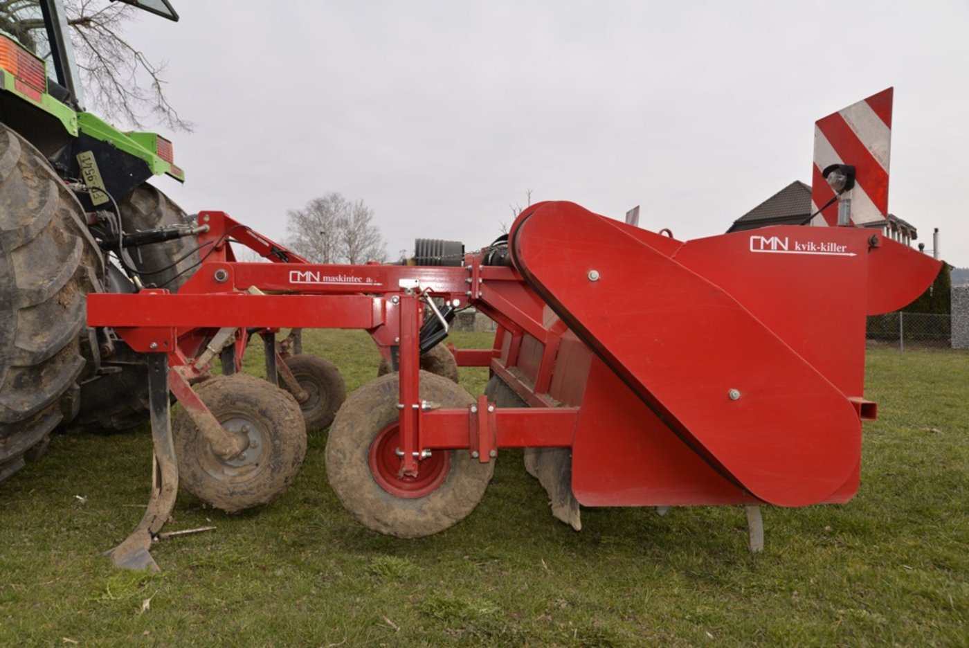 Die dänische Maschine unterschneidet die Pflanzenwurzeln mit Flügelscharen und legt sie mit dem Rotor auf die Bodenoberfläche. (Bild: Katharina Scheuner)