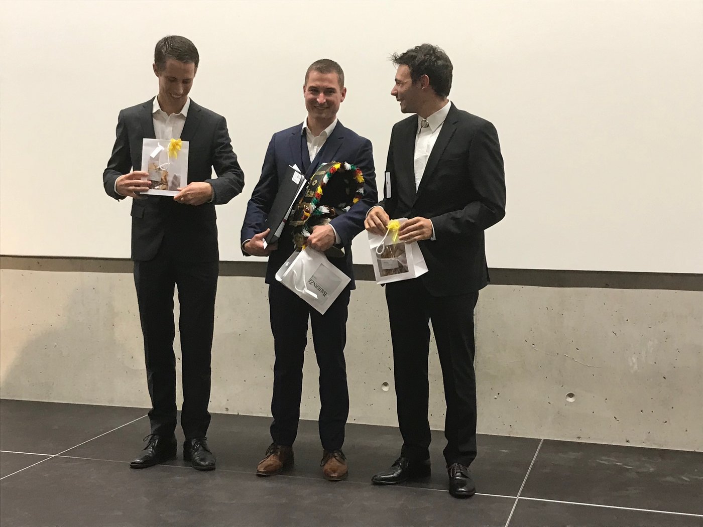 Topleistung: Daniel von Ballmoos (Mitte) hat bei den Agrotechniker HF mit der Note 5.8 den besten Abschluss gemacht. Zweiter ist Hans Fässler (rechts) mit 5.7, Dritter Andrin Thut mit 5.6 (Bild Alexandra Stückelberger) 