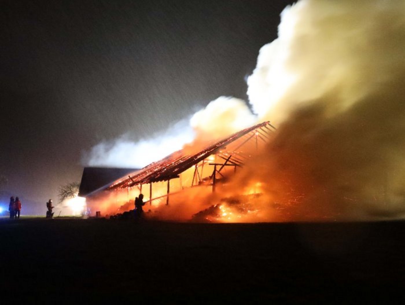 In Menzingen ZG ist eine Scheune komplett niedergebrannt. (Bilder Polizei Zug)