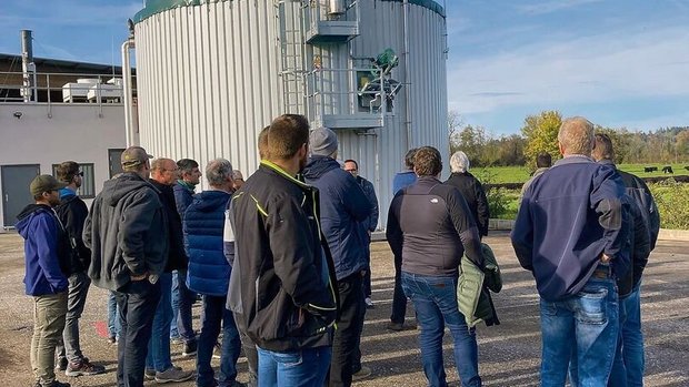 Die Mitglieder von Ö Die Mitglieder von Ökostrom Schweiz besichtigen die Biogasanlage im Murimoos.