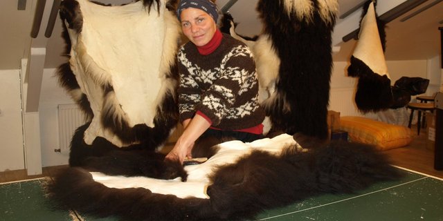 Die Färöer-Insel Stóra Dímun: Eva verarbeitet die Schaffelle in der eigenen Gerberei.