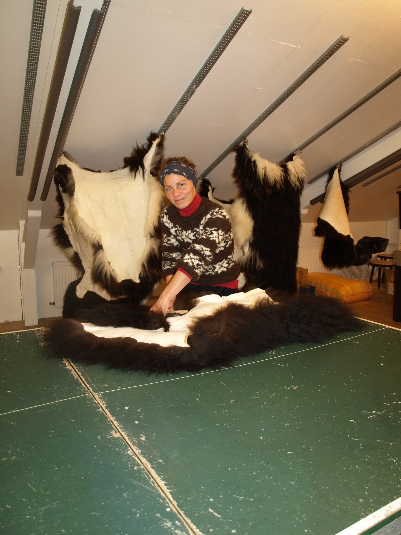 Die Färöer-Insel Stóra Dímun: Eva verarbeitet die Schaffelle in der eigenen Gerberei.