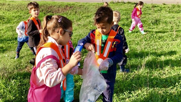 Klein, aber fleissig: Die Kindergartenkinder räumen eine Weide von Abfall frei. (Bild Zürcher Bauernverband)