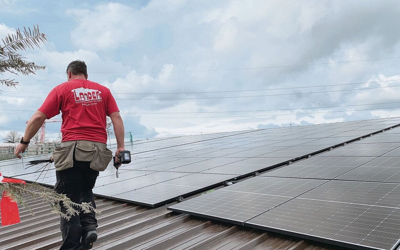 Auf dem Dach der neuen Liegehalle des Landwirtschaftsbetriebes beim Altersheim Hermolingen in Rothenburg wurden kürzlich Solarmodule montiert, im Rahmen eines Contracting. 