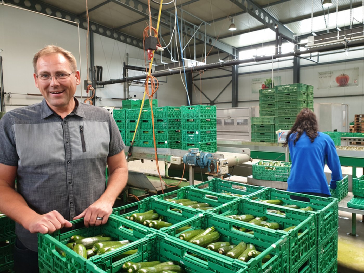 Beat Bösiger im Verarbeitungsbereich des Betriebs. (Bild ji/lid)