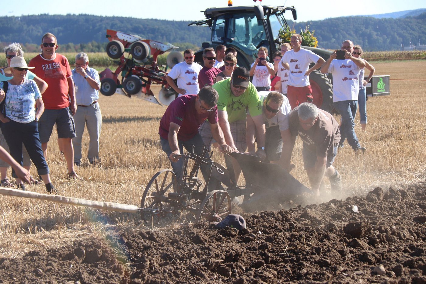 Gleich vier Männer brauchte es am Selbsthalterpflug, damit dieser im Boden blieb. (Bilder RoMü)