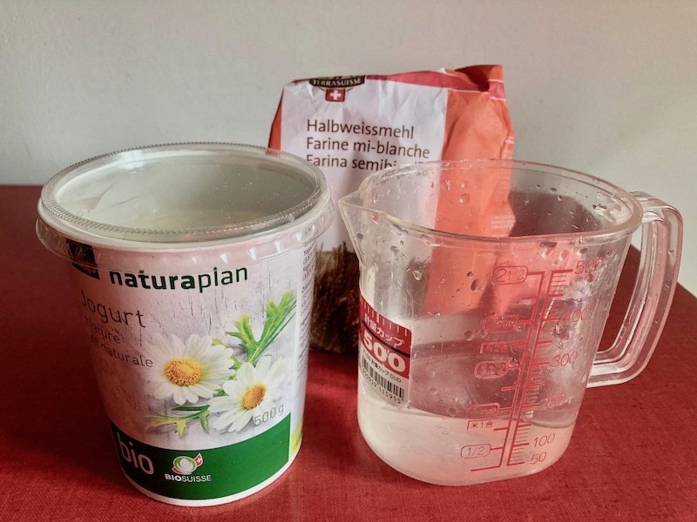 Für den eigenen Sauerteig-Starter braucht es warmes Wasser, Mehl und Joghurt.