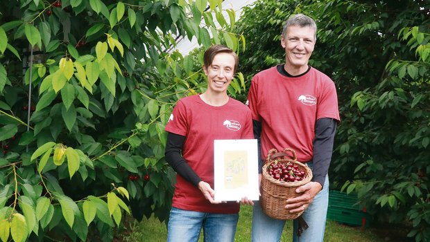 Die Gewinner des Qualitätswettbewerbs, Fränzi und Urs Baur, präsentierten mehrere Jahre in Folge eine tadellose Kirschenanlage. (Bild Ruth Aerni)