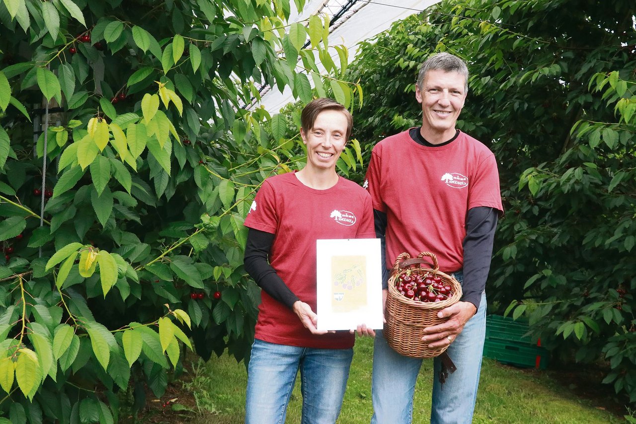 Die Gewinner des Qualitätswettbewerbs, Fränzi und Urs Baur, präsentierten mehrere Jahre in Folge eine tadellose Kirschenanlage. (Bild Ruth Aerni)