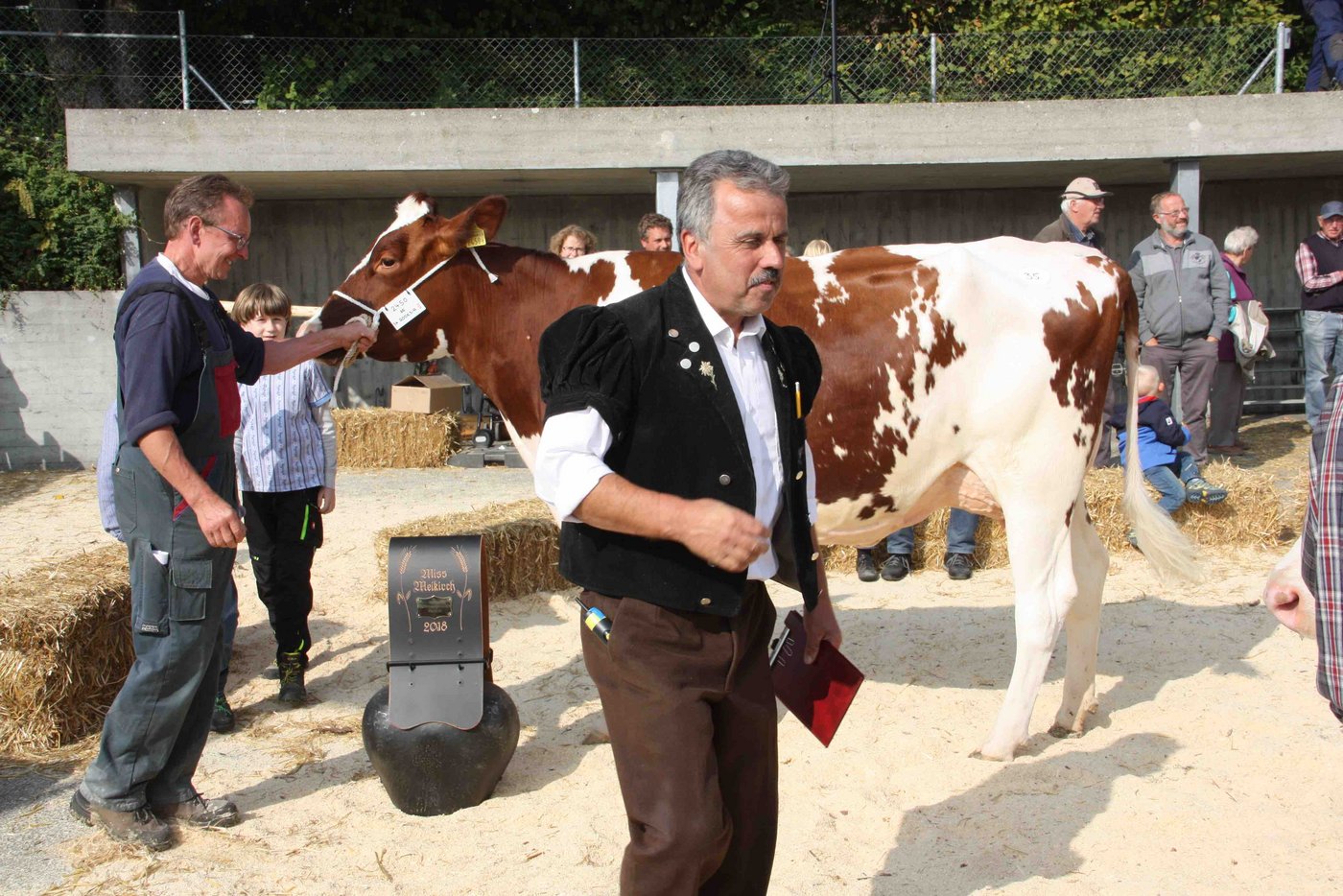 Zufriedene Gesichter bei Richter Andreas Thomi (Bildmitte) und Samuel Zwygart-Mari (links), mit seiner Miss Meikirch. (Bilder aw)