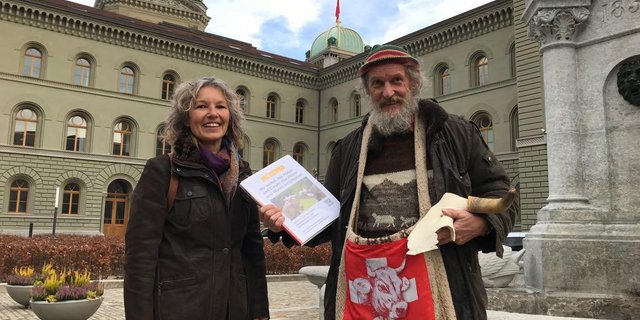 Neuer Weg: Regula Imperatori und Armin Capaul vom Initiativkomitee am Dienstag vor dem Bundeshaus. (Bild akr)