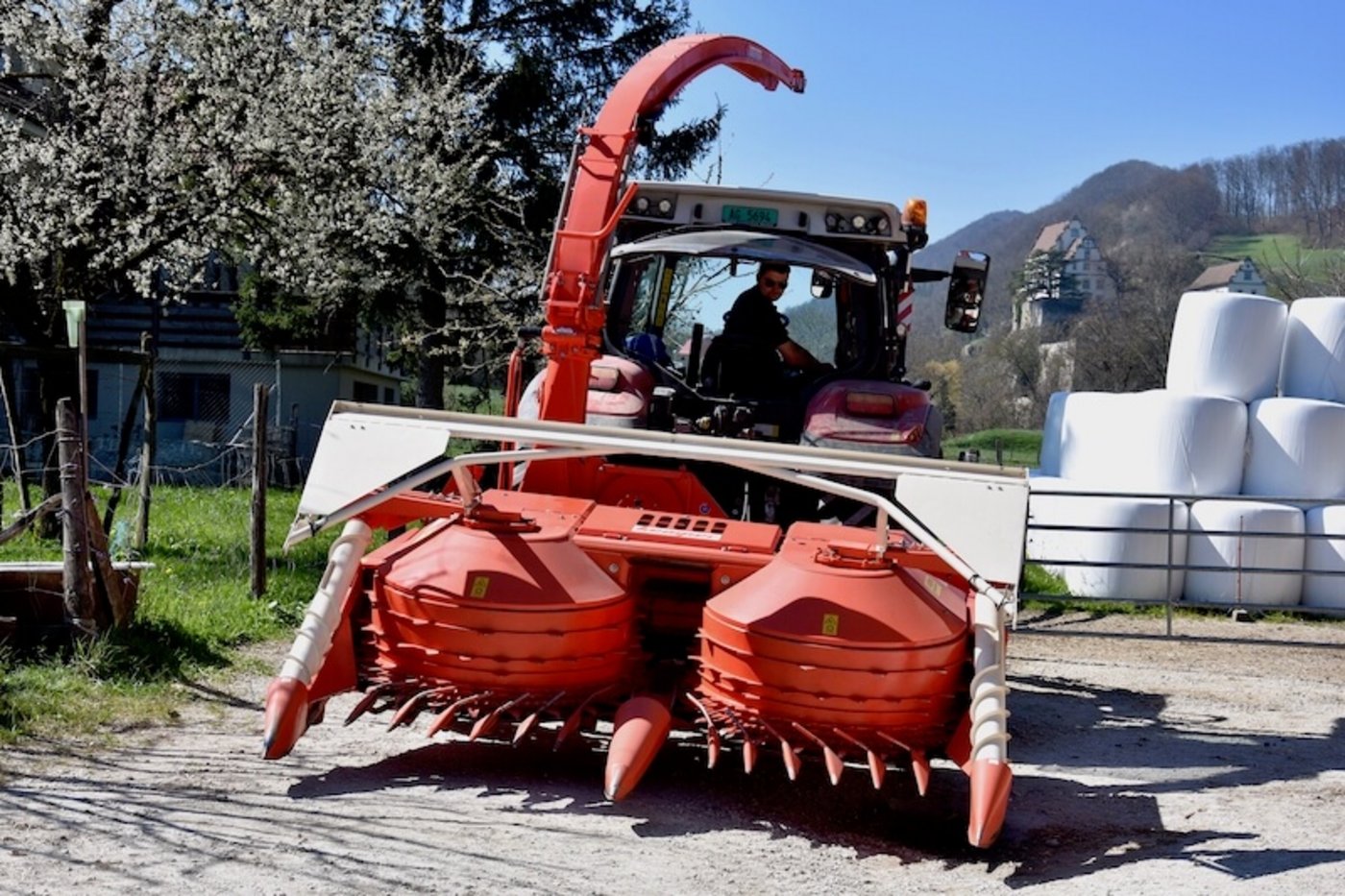 Der Anbauhäcksler bietet im Lohn für Kunden den Vorteil, dass sie das Siliergut mit eigenen Wagen selbst abführen können.