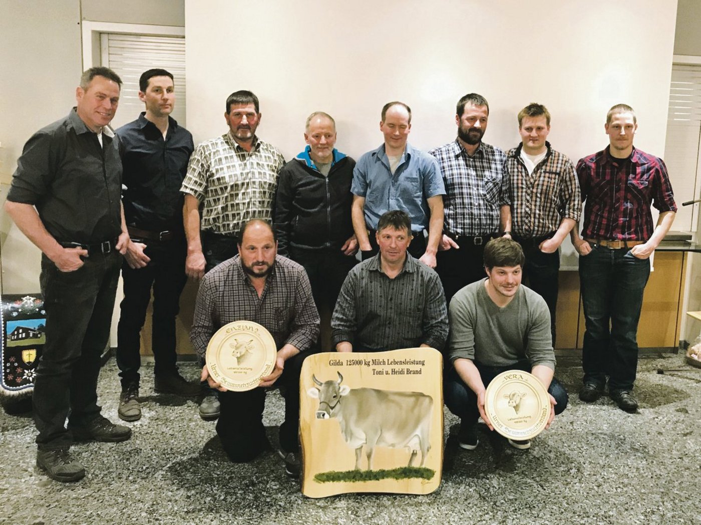 Die geehrten Urner Züchter mit Präsident Toni Brand (vorne Mitte), der für seine Kuh Dorian Gilda ausgezeichnet wurde.(Bild zVg)